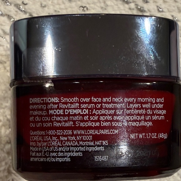 L'Oreal Revitalift Moisturizer in Black and Silver - Picture 2 of 4